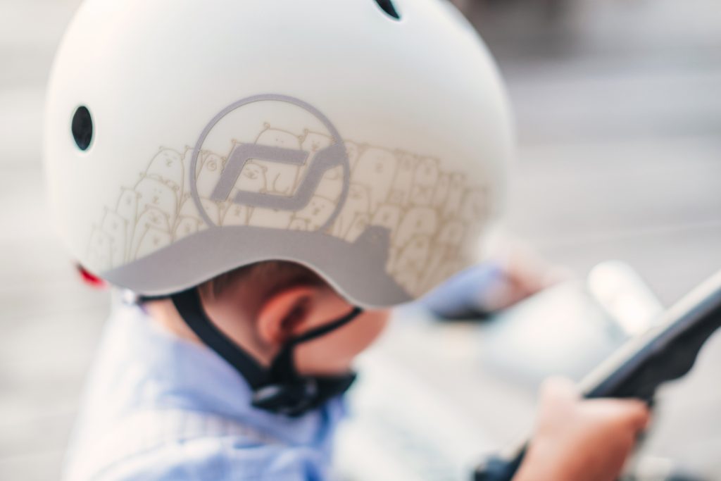 Scoot and Ride Helm im Hellen