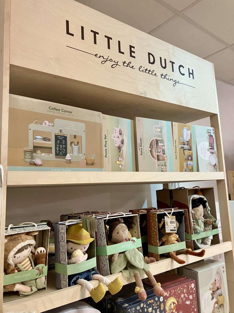 Little Dutch Regal mit Stoffpuppen und Holzspielzeug