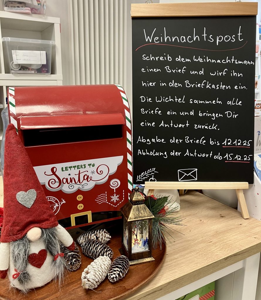 Weihnachtsbriefkasten mit Hinweisschild